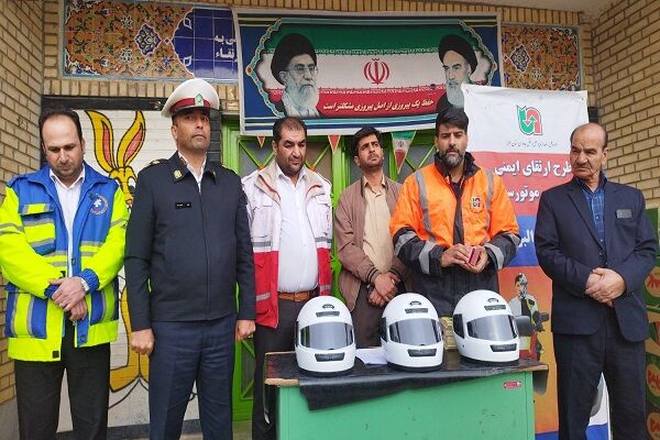 اهدای ۵۰ کلاه ایمنی به موتورسواران روستای اقبالیه شهرستان نظرآباد اهدای کلاه ایمنی