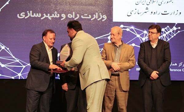 لوح سپاس «روابط عمومی برتر» به مرکز ارتباطات و اطلاع رسانی وزارت راه و شهرسازی اعطا شد تقدیر