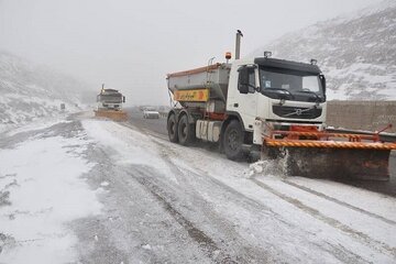 ادامه بارش برف در محورهای کوهستانی استان همدان