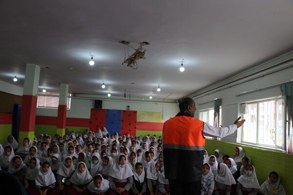 برنامههای ایمنی ترافیک به مناسبت هفته حملونقل، رانندگان و راهداری در چهارمحال و بختیاری آموزش