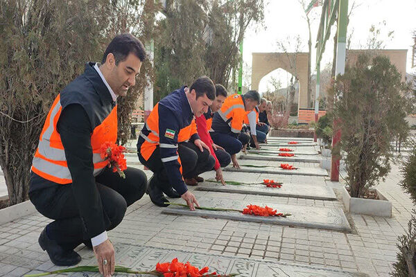 گلباران گلزار شهدای اراک به مناسبت هفته حمل نقل، راهداری و رانندگان  گلباران مزار شهدا اراک