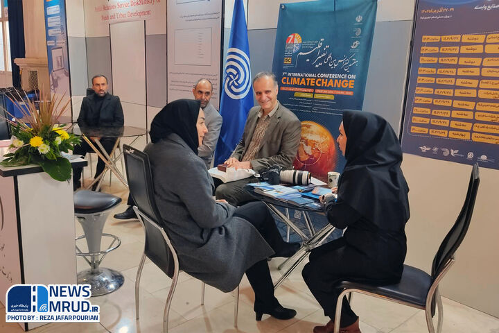 پاسخگویی رئیس سازمان هواشناسی به سوالات مراجعان تاجبخش میز خدمت