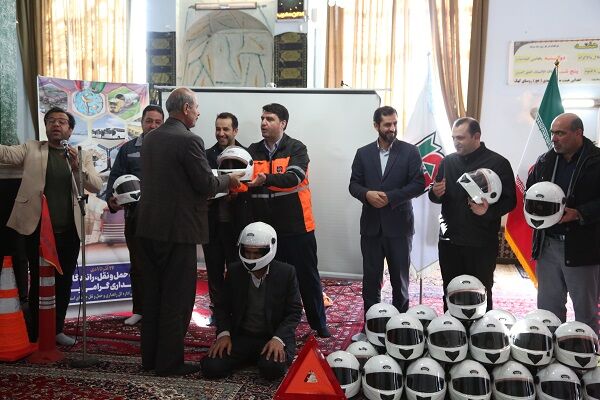 آموزش ایمنی و ترافیک در یک مدرسه واقع در حاشیه راههای قزوین اهدای کلاه به راکبان موتورسیکلت