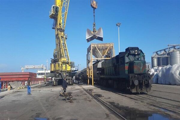 تخلیه نزدیک به ۱۵.۵ میلیون تن کالای اساسی در بنادر کشور قطار بار تخلیه وبارگیری کانتینر