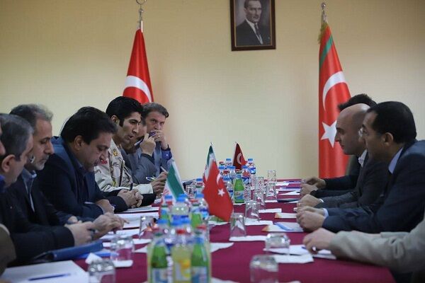 بررسی مشکلات ورود و خروج کامیونهای متردد کشورهای ایران و ترکیه در سال پیش رو 43f09358-dd1b-452d-b5a6-9f6bd7468240.jpg