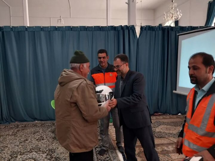 اهدای ۱۳۰ کلاه ایمنی به موتورسواران روستای «دِهنـو» در شهرستان خُـنداب  کلا