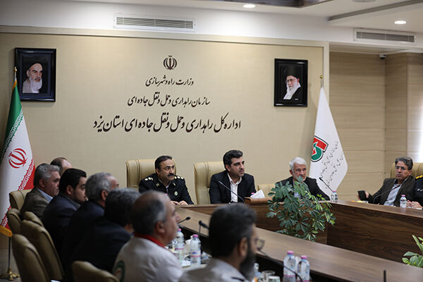 تأمین سوخت سیار و جیره خشک جهت یاری رساندن به کاربران و مسافران گرفتار در برف اداره کل راهداری یزد