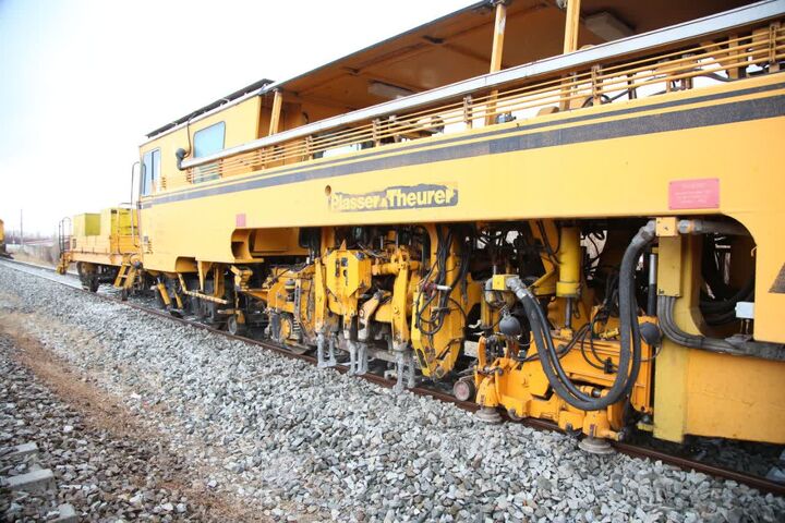 تکمیل خط دوم راهآهن قزوین_ زنجان تا سال آینده/ رشد ۳۳ درصدی مبادلات ریلی کالا با کشور آذربایجان در ۹ ماه امسال ببینید | بازدید وزیر راه و شهرسازی از خط دوم راهآهن قزوین _ زنجان