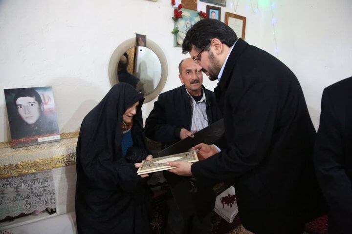 حضور وزیر راه و شهرسازی در منزل شهیدان جعفری و داوودی بذرپاش خانواده شهدا