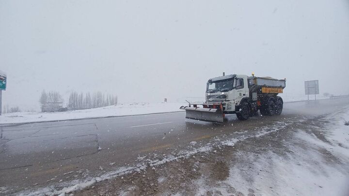 راهداری فیروزکوه برای خدمت رسانی در بارشهای پیشبینی شده آمادگی کامل دارد راهداری فیروزکوه برای خدمت رسانی در بارش های پیش بینی شده آمادگی کامل دارد