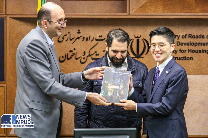 Iran and Japan fostered successful collaboration via UN-Habitat ببینید | تقدیر از معاون اقتصادی سفارت ژاپن در ساختمان دادمان