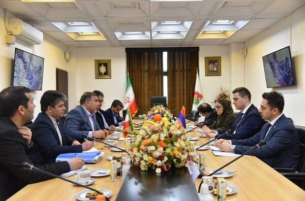 افزایش تردد پایانه مرزی نوردوز به روزانه ۱۰۰۰ کامیون در سال ۱۴۰۳ نشست