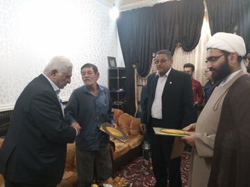 ببینید| دیدار مدیران اداره کل راه و شهرسازی خوزستان با خانواده‌های شهداء، جانبازان و ایثارگران
