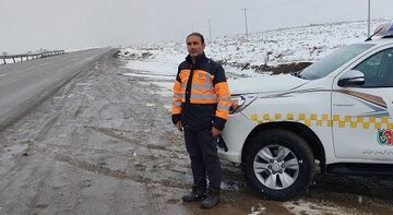 عملیات برف روبی و شن و نمکپاشی در محور دماوند - فیروزکوه توسط راهداران پرتلاش شهرستان دماوند