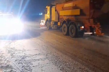 ویدئو-برف روبی  و نمک پاشی جاده کرج_کندوان  توسط راهداران استان البرز
