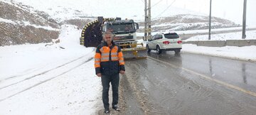 عملیات برف روبی و شن و نمکپاشی در محور هراز  توسط راهداران پرتلاش شهرستان پردیس