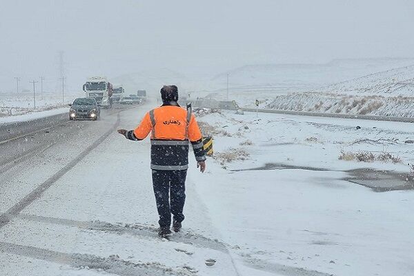 کولاک شدید همراه با بارش برف پدیده قالب محورهای استان همدان