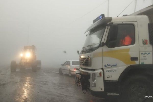 ویدیو| تلاش راهداران شهرستان بروجن در جلوگیری از یخزدگی محورها بارش شدید برف و کولاک در محورهای استان کرمان