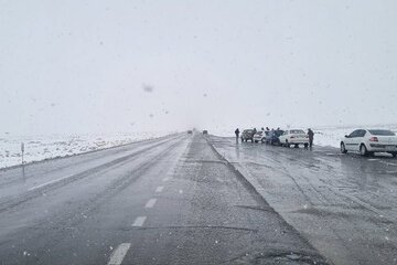 25 گردنه در جاده های استان كرمان برف روبی شد