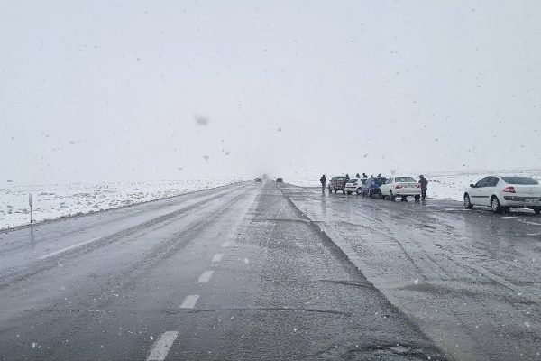 ۲۵ گردنه در جاده‌های استان کرمان برف روبی شد