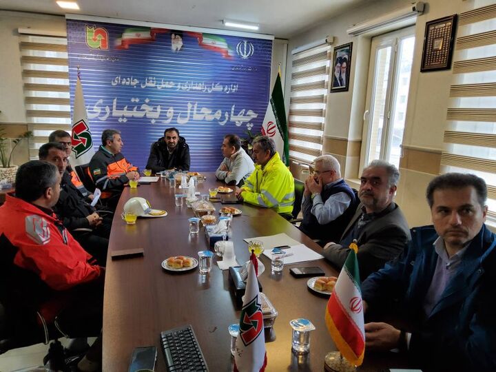 آماده باش نیروهای راهداری در استان چهارمحال و بختیاری  از ساعات آغاز بارشهای اخیر تاکنون نیروهای راهداری آماده باش در جادههای استان هستند