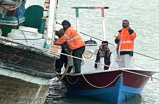 نجات جان ۳ صیاد در آبهای دریای عمان با هماهنگی مرکز جستجو و نجات دریایی بندر چابهار و همیار ناجی نجات دریایی