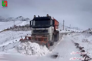 ویدیو-تصاویری از تلاش راهداران شهرستان طالقان برای برف روبی ونمک پاشی جاده قدیم و محورهای روستایی این شهرستان