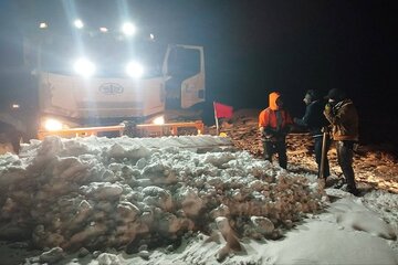 ببینید-امدادرسانی راهداران اشتهارد به رانندگان گرفتار در برف و کولاک در محور اشتهارد_ماهدشت