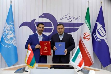 ببینید| امضا سند همکاری دوجانبه میان روسای سازمان های هواپیمایی ایران و عمان