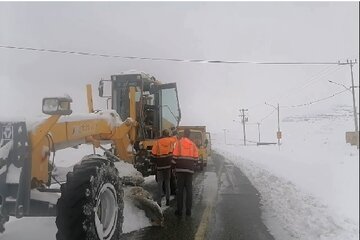 شهروندان از سفر و تردد غیرضروری در محورهای برف گیر خودداری کنند