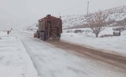 ببینید|تلاش شبانه‌روزی راهداران خراسان جنوبی برای بازگشایی محورهای مواصلاتی درگیر برف در استان