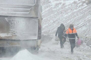 امداد رسانی به خودروهای گرفتار در برف خراسان جنوبی.jpg