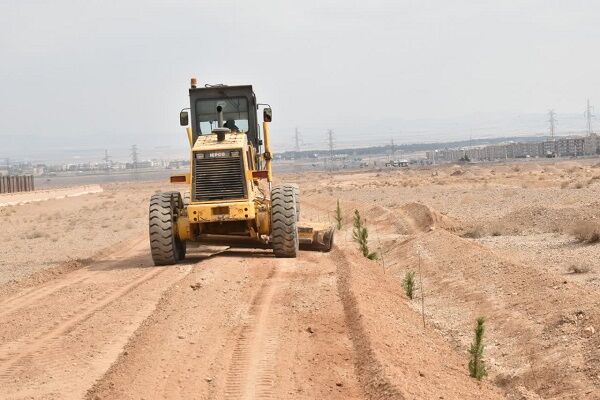 عملیات احداث کمربند سبز سایت ۲۰۵ هکتاری نهضت ملی مسکن سمنان آغاز شد عملیات احداث کمربند سبز