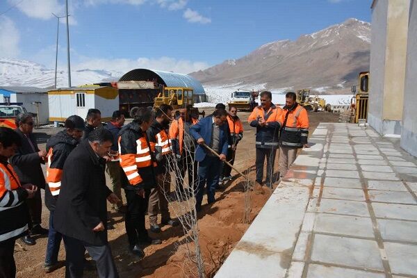 کاشت ۴۰۰ اصله نهال توسط راهداران شهرستان بروجن به مناسبت هفته منابع طبیعی کاشت ۴۰۰ اصله نهال توسط راهداران شهرستان بروجن بمناسبت هفته منابع طبیعی انجام شد