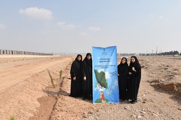 بانوان اداره کل راه و شهرسازی استان سمنان ۴ اصله نهال غرس کردند کاشت درخت