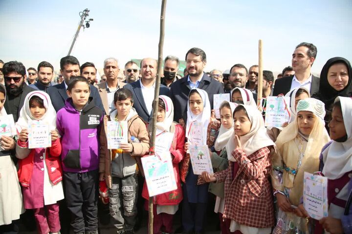 کاشت ۵۰۰ هزار اصله نهال در قالب طرح پویش نهضت درختکاری وزارت راه و شهرسازی در سراسر کشور آغاز شد پویش درختکاری