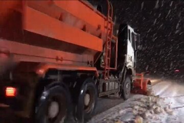 ویدیو-عملیات برف‌روبی و نمک پاشی در جاده قدیم طالقان توسط راهداران طالقان