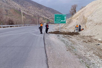 نصب تابلو اطلاعاتی در تقاطع سه راهی میر آباد مسیر ثلاث به جوانرود