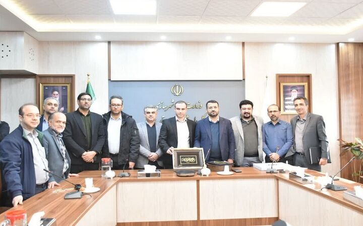 تجلیل کارمندان از  مدیر کل راه و شهرسازی استان سمنان قدردانی کارمندان اداره کل راه و شهرسازی استان سمنان