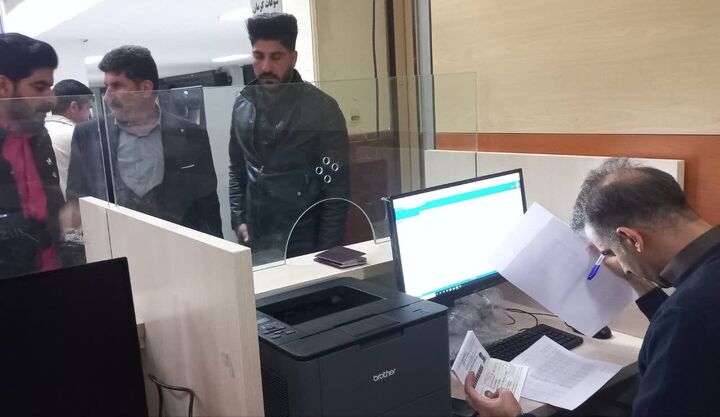 تحویل ارز به زائران در فرودگاه بین المللی کرمان