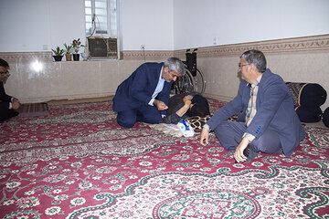 مدیرکل راه وشهرسای جنوب کرمان با خانواده شهیدا دیدار کرد