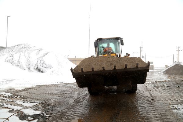ذخیره سازی ۱۲۰۰ تن شن و نمک در راهدارخانه های دهگلان کردستان