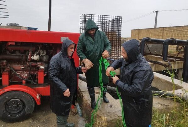 مشارکت نیروهای عملیاتی اداره کل بنادر و دریانوردی استان خوزستان در مهار آبگرفتگی شهر بندرامام خمینی(ره) بندر امام