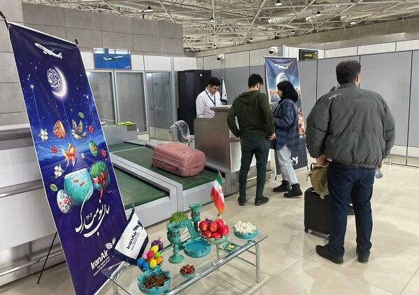 استقبال از مسافران اولین پرواز نوروزی ۱۴۰۳  "هما" در فرودگاه سقز با حضور بیماران اوتیسم