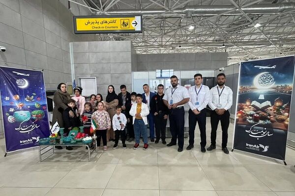 استقبال از مسافران اولین پرواز نوروزی ۱۴۰۳  "هما" در فرودگاه سقز با حضور بیماران اوتیسم