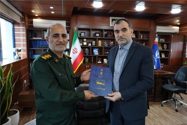 تقدیر فرمانده نیروی دریایی سپاه پاسداران انقلاب اسلامی از مدیر کل بنادر و دریانوردی امیرآباد  تقدیر