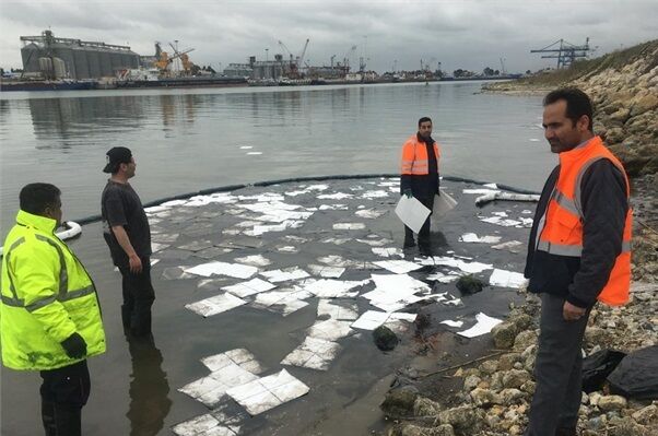 انجام عملیات مقابله با آلودگی نفتی در آبهای بندر امیرآباد آلودگی نفتی امیرآباد
