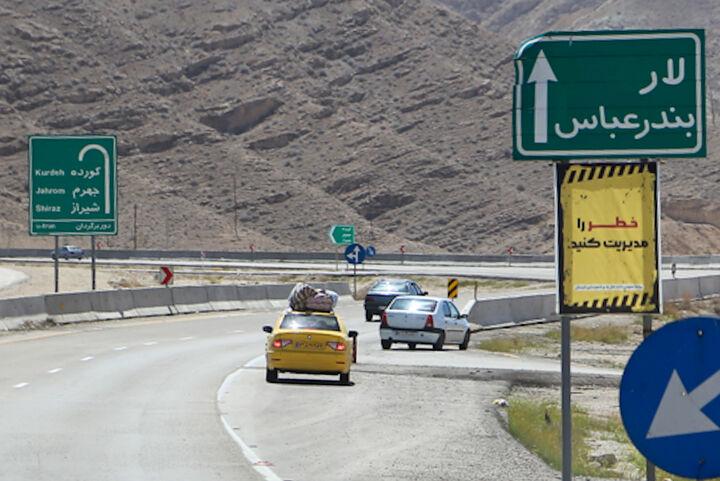 تردد بیش از یک میلیون و ۵۸۸ هزار خودرو در جادههای مواصلاتی لارستان حال و هوای نوروزی 1403 جاده لار - بندرعباس و لار- جهرم