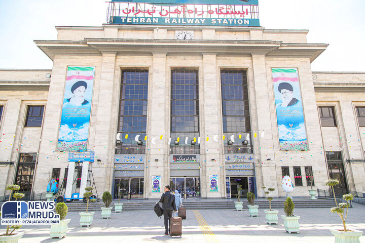 ویدیو| سفره افطاری ساده در ایستگاه راه آهن تهران ببینید| ایستگاه راه آهن تهران در نوروز 1403