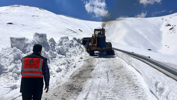 گردنه عسلکشان شهرستان کوهرنگ مسدود است ببینید|گزارش تصویری از تلاش راهداران طالقان برای بازگشایی و برفروبی محور جدید طالقان به هشتگرد